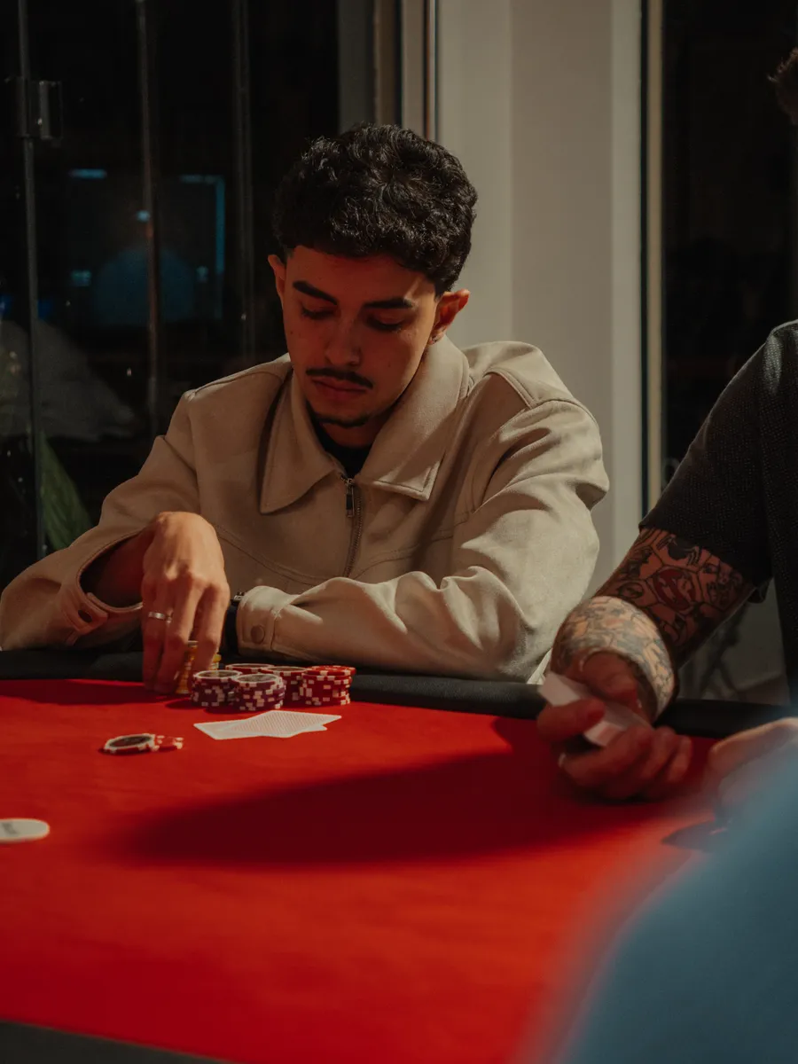 Jogador empurrando fichas na mesa