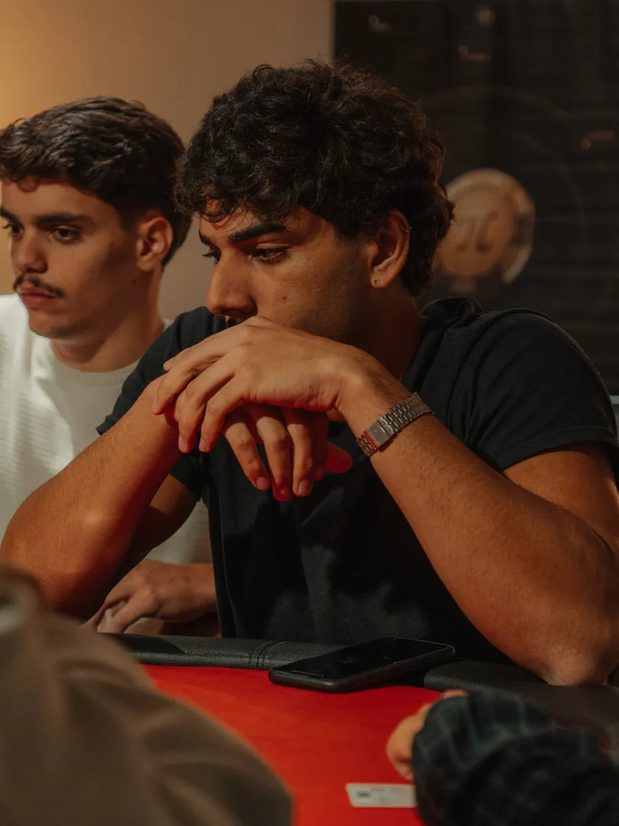 Dois convidados acompanhando uma mão